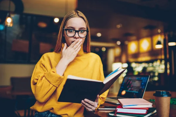 Prachtige Emotioneel Intelligente Jongedame Glazen Voor Bescherming Van Ogen Onder — Stockfoto