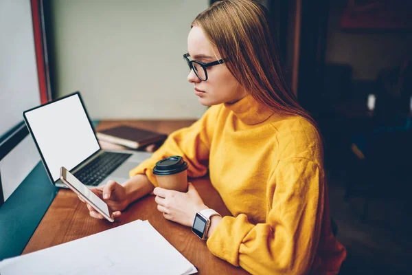 Levágott Kép Női Blogger Követői Smartphone Ülő Laptop Üres Másolat — Stock Fotó