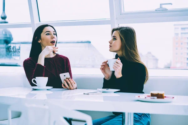 Attractive Blonde Blogger Carefully Listening Professional Brunette Colleague While Giving — Stock Photo, Image