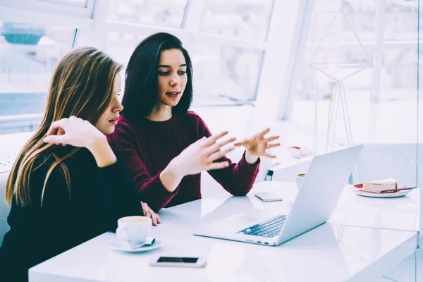 Pensativo Experimentado Blogger Morena Explicando Joven Colega Conceptos Generales Profesión — Foto de Stock