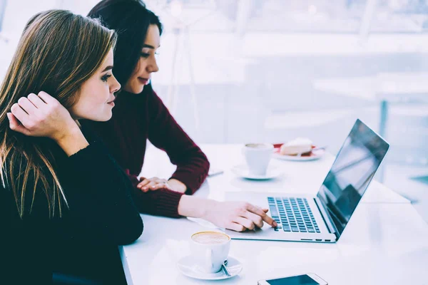 Experta Encantadora Freelancers Femeninos Buen Humor Viendo Interesante Vídeo Ordenador — Foto de Stock