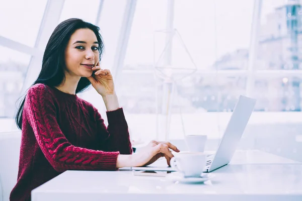 Una Persona Chica Hipster Joven Mujer Mujer Interior Espacio Coworking — Foto de Stock