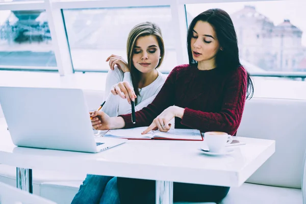 Two Young Female Designers Working Together New Project Sitting Laptop — Stock Photo, Image