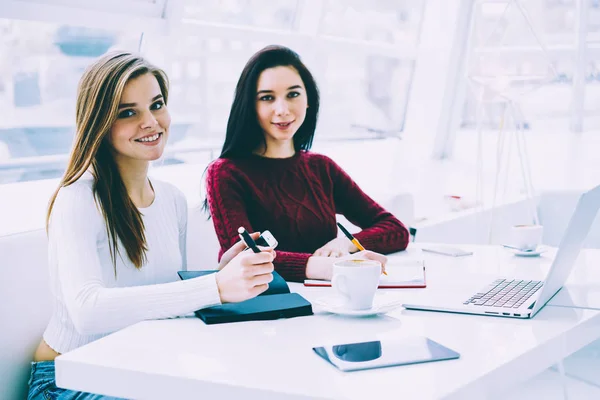 Portrait Beautiful Students Writing Homework Notepad Together Using Wireless Internet — Stock Photo, Image