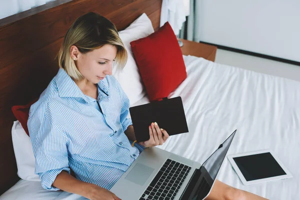 Uzak Dizüstü Bilgisayar Yatakta Genç Kadın Otel Odasında Iyi Kablosuz — Stok fotoğraf