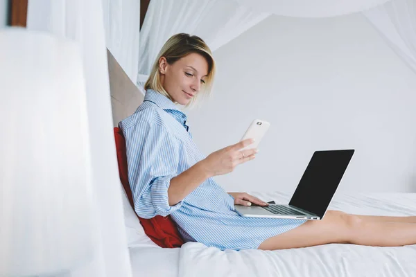 Positive Young Woman Checking Mail Smartphone Morning Lying Bed Hotel — Stock Photo, Image