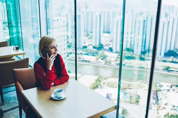 Orgullosa Mujer Ceo Ropa Formal Hablando Por Teléfono Durante Pausa —  Fotos de Stock