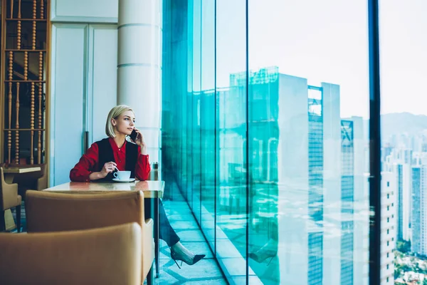 Välmående Kvinnliga Entreprenör Vilar Bord Café Beundra Stadslandskapet Utsikt Från — Stockfoto