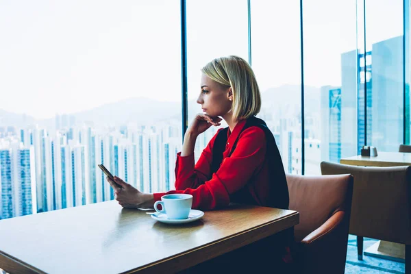 Jeune Femme Affaires Réfléchie Regardant Paysage Urbain Tout Connecté Cellulaire — Photo