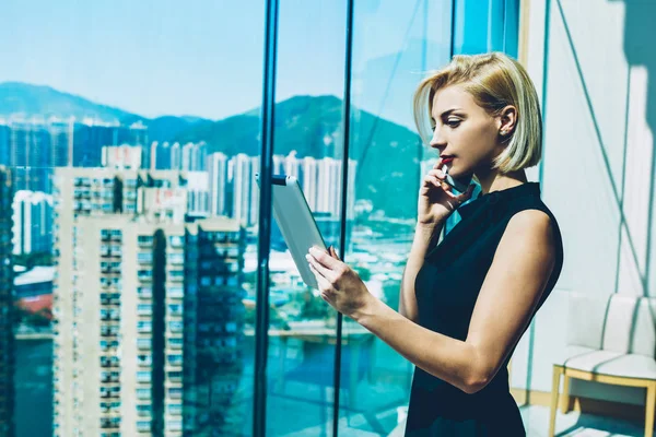 Mulher Negócios Confiante Desgaste Elegante Confirmando Reserva Touchpad Chamada Telefônica — Fotografia de Stock