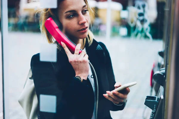 Zamyšlená Žena Turistické Pomocí Veřejné Telefonní Pro Levné Mezinárodní Volání — Stock fotografie