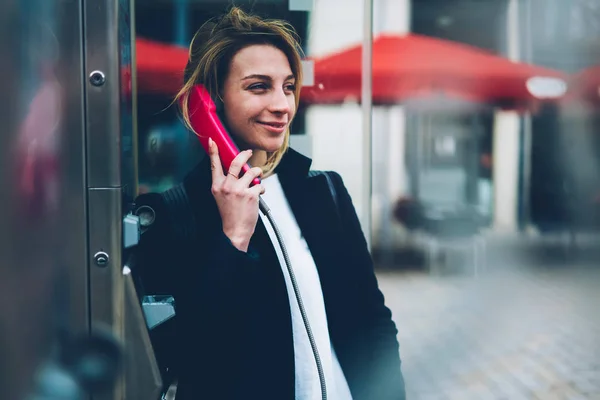Positive Young Woman Enjoying International Conversation Trip Using Public Telephone — Stock Photo, Image