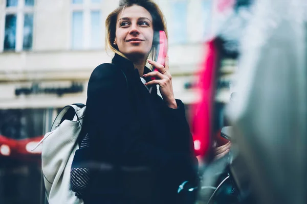 Mujer Joven Positiva Mirando Hacia Otro Lado Sosteniendo Teléfono Rosa — Foto de Stock
