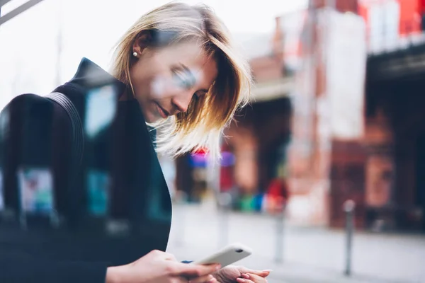 Blond Kobieta Turystyczny Pomocą Smartphone Ruchu Online Aplikacji Monitorowania Wiadomości — Zdjęcie stockowe