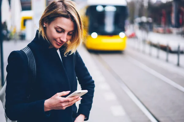 Usmívající Žena Turistické Stojící Zastávce Smartphone Kontrola Dopravní Cesty Tramvají — Stock fotografie