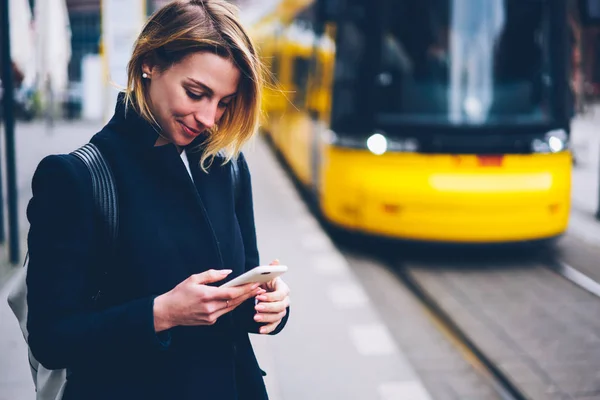 Pozytywne Podróżnik Kobiece Przy Użyciu Aplikacji Sprawdzania Połączeń Transportu Publicznego — Zdjęcie stockowe