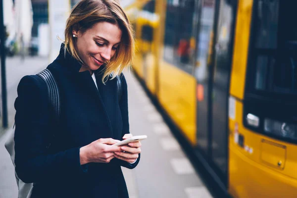 Unga Kvinnliga Resenären Online Biljettbokning För Stadens Transporter Smartphone Och — Stockfoto