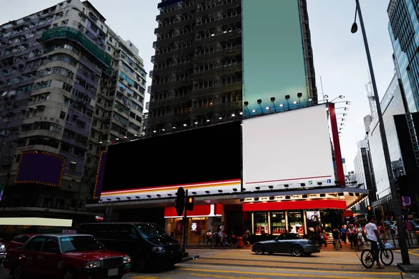 宣伝広告や商業情報領域ライト ボックス内外のダウンタウン 空白都市のビジネス地区に高層ビルのファサードのコピー スペース看板で近代的な建物のモックアップ — ストック写真