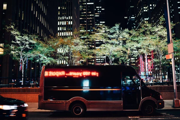 Teslimat Nakliye Lojistik Hizmeti Için Iyi Taşıma Siyah Minibüs Otomobil — Stok fotoğraf