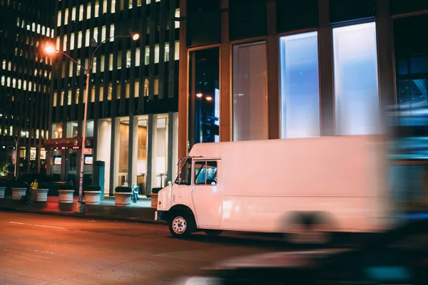 Van Automóvel Dirigindo Estrada Centro Noite Transporte Distribuição Mercadorias Para — Fotografia de Stock