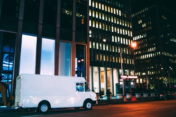 Білий Фургон Служби Доставки Припаркований Дорозі Поблизу Корпоративної Будівлі Переміщення — стокове фото