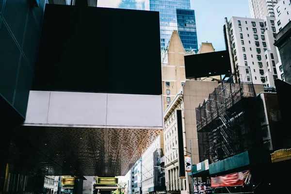 宣伝広告や商業情報領域ライト ボックス内外のダウンタウン 空白都市のビジネス地区に高層ビルのファサードのコピー スペース看板で近代的な建物のモックアップ — ストック写真