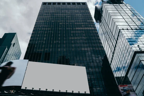 Tanıtım alanı reklam veya ticari hakkında bilgi için Lightbox dış şehir merkezinde, boş reklam panoları ile iş bölgesinde gökdelen cephesinde kopya alanı şehrin modern binaların sahte