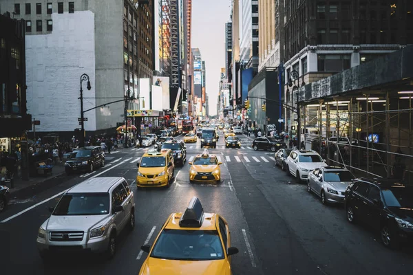 高層ビルと広告面と道路 黄色いタクシー ラッシュ トラフィックと昼間の間にニューヨークの街に移動する自動車の運転の車でミッドタウンの通りにぎやかな大通り — ストック写真