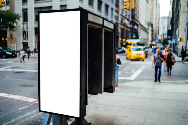 在电话街的空白广告牌上用复印空间为广告文本留言或内容 在城市场景中的公共信息板 清晰的灯箱与城市背景 促销模拟向上 — 图库照片