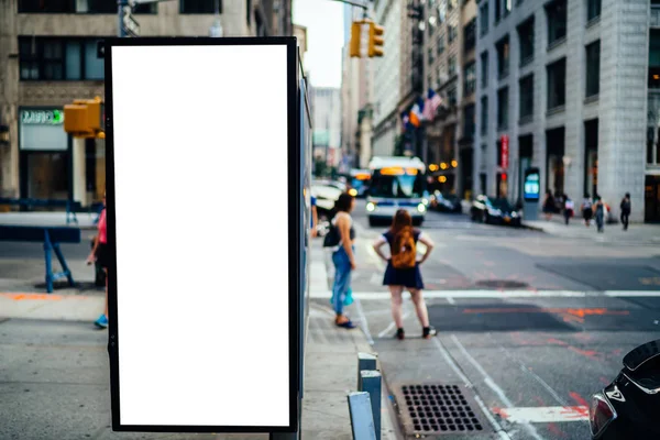 Şehir ve insanlar üzerinde arka plan, promosyon satış ile sokak Lightbox temizleme boş billboard kopyalama alanı alanı reklam metin mesajı veya kentsel sahne panosundaki içerik, genel bilgi ile alay kadar