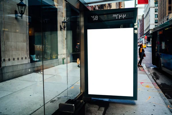 Cartelera Estación Autobuses Con Pantalla Espacio Copia Blanco Para Mensaje — Foto de Stock