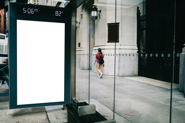 公交车站广告牌用空白复印空间屏幕为广告短信或促销内容 空模上灯箱信息 停止遮蔽城市街道上清晰的海报展示 — 图库照片