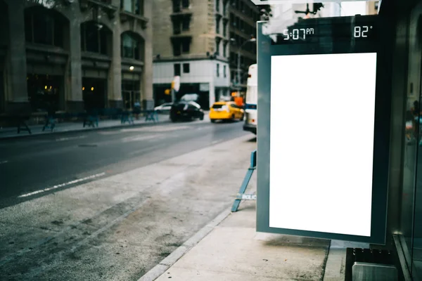 公交车站广告牌用空白复印空间屏幕为广告短信或促销内容 空模上灯箱信息 停止遮蔽城市街道上清晰的海报展示 — 图库照片