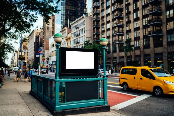 ニューヨーク市地下鉄の入り口の街を広告テキスト メッセージやコンテンツ 公共地下鉄交通情報板 プロモーション モック コピー領域との看板を空クリア — ストック写真