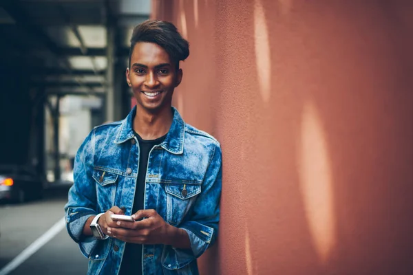 Porträt Eines Fröhlichen Hinduistischen Männlichen Bloggers Stylischer Jeansbekleidung Der Erfolgreich — Stockfoto