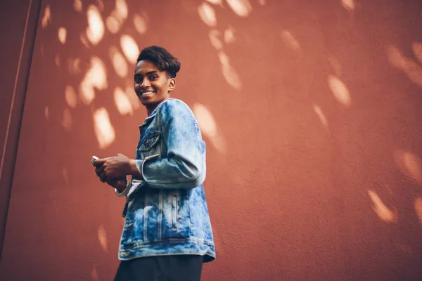 Abaixo Retrato Blogueiro Masculino Bem Sucedido Vestido Com Jaqueta Jeans — Fotografia de Stock