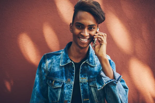 Retrato Metade Comprimento Cara Hipster Hindu Feliz Com Corte Cabelo — Fotografia de Stock