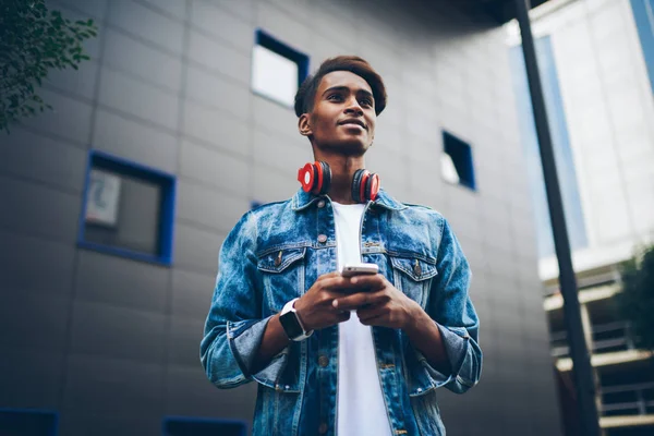 Stylischer Hinduistischer Teenager Mit Modernen Kopfhörern Auf Dem Hals Der — Stockfoto