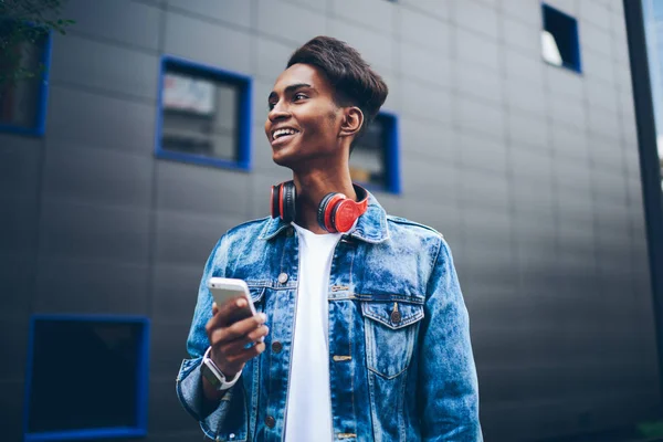 Jovem Hindu Alegre Com Fones Ouvido Rindo Enquanto Recebia Notificação — Fotografia de Stock