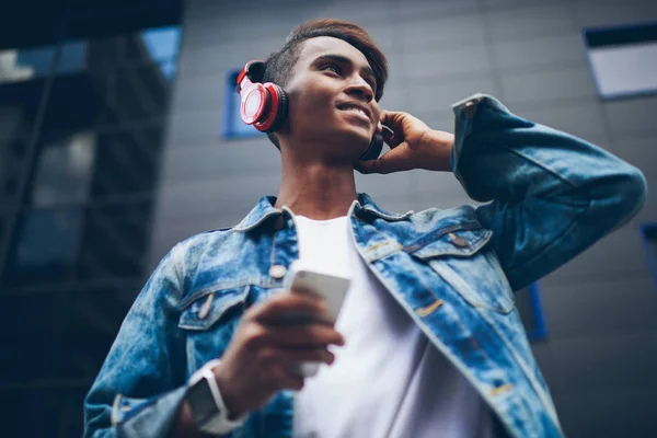 View Cheerful Hindu Meloman Stylish Denim Jacket Listening Favourite Music — Stock Photo, Image