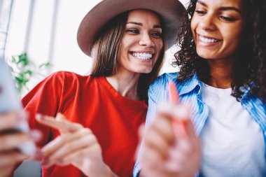 Neşeli hippi kız trendy kıyafetler toplantı zevk eğlence birlikte, mutlu kadın arkadaşlarım iletişim ve harcamak zaman süre kapalı tatilinde şaka gündelik kıyafeti eğleniyor