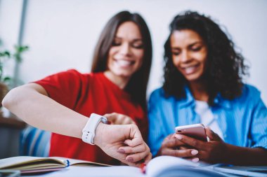 Dişinin yandan dijital smartwatch uygulama bildirimleri birlikte vakit smartphone gönderme kol saati üzerinde kontrol hipster kızlar cep ile veri eşitleme ile seçici odak