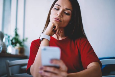 Çekici Bayan selfie kafede serbest zaman sırasında dinlenme kendine güvenen genç kadın rahat kıyafet mobil web sayfasına göz ağlardan bilgi okuma modern smartphone kamera için poz