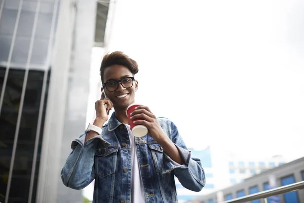 Abaixo Retrato Blogueiro Elegante Bem Sucedido Sorrindo Para Câmera Enquanto — Fotografia de Stock