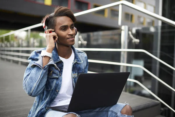 Qualifizierte Hindu Student Hörbuch Hören Kopfhörer Über Bluetooth Verbindung Sitzen — Stockfoto