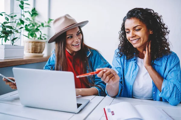 Alegres Amigas Haciendo Compras Línea Juntas Eligiendo Compras Vía Laptop — Foto de Stock