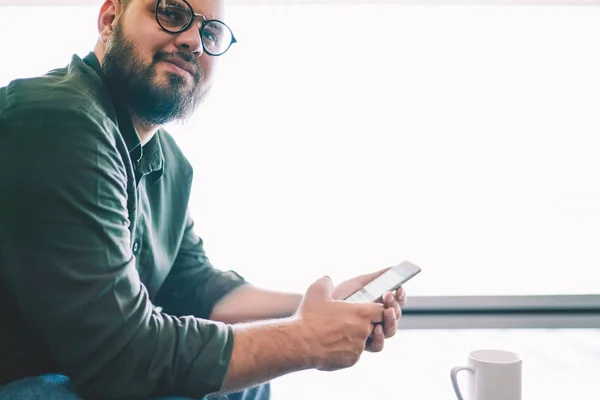 Bărbat Barbă Ochelari Eleganți Verificarea Notificării Smartphone Conectat Gratuit Timp — Fotografie, imagine de stoc