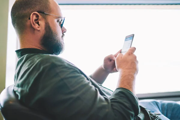 Vista Lateral Blogger Barbudo Pensativo Gafas Escribiendo Sms Mensaje Teléfono — Foto de Stock