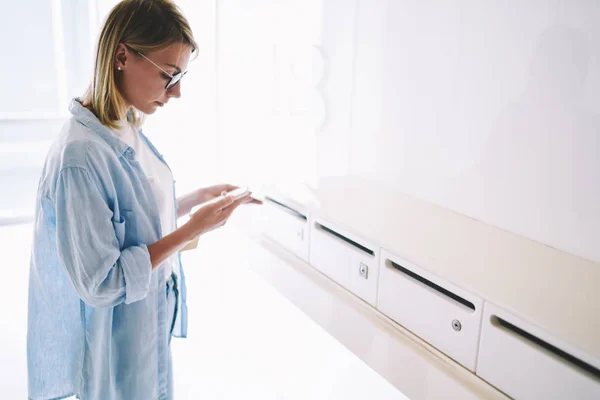 Blond Hipsterjente Vanlige Klær Øyne Som Leser Innkommende Melding Smarttelefon – stockfoto