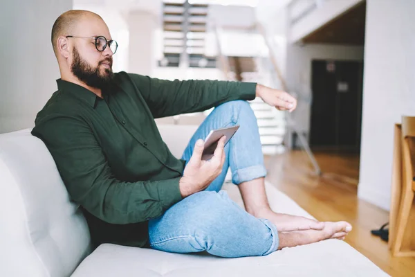 Homme Barbu Lunettes Regardant Film Une Connexion Internet Sans Fil — Photo